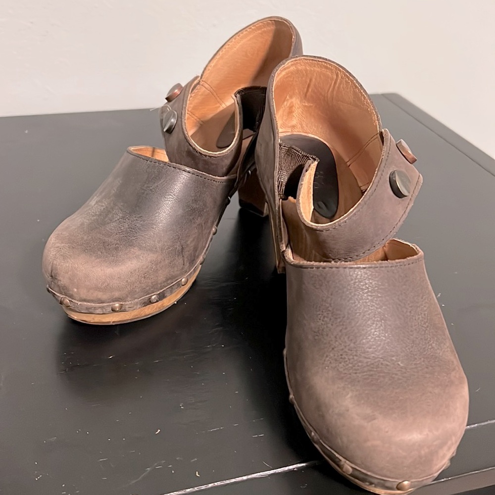 Sanita clogs size 38 (7.5-8)